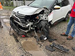 Auto della Dhl esce di strada, 54enne in ospedale