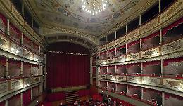 Si introducono a teatro di notte per una sfida su Instagram