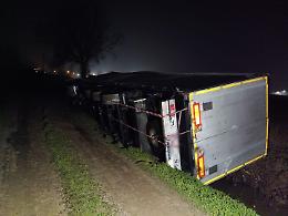 Errore indotto dal navigatore, autoarticolato finisce fuori strada
