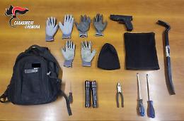 I carabinieri  bloccano quattro uomini con arnesi da scasso: denunciati