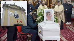 I palloncini e la bara bianca, in tanti a dire «ciao» a Luca Barba