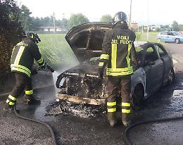 L’auto in panne va a fuoco: i carabinieri salvano i due a bordo