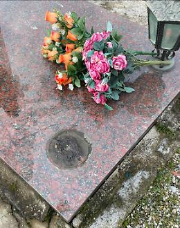Furti di vasi e di portavasi in bronzo al cimitero: indignazione e amarezza