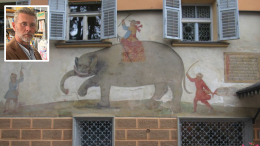 Una targa ricorda l’elefante