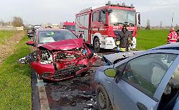  Scontro frontale tra auto: in 2 all’ospedale