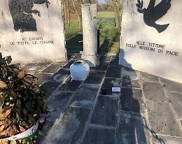 Monumento ai Caduti nel mirino dei vandali