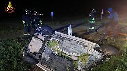Fuori strada nella notte, ragazza di 20 anni lotta per la vita