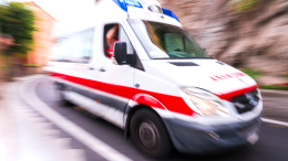 Operaio cade da una scala in un cantiere: trauma alla spalla