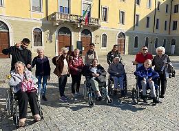 Nonni della rsa a passeggio per la città