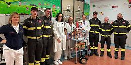 Giocattoli e libri in dono alla Pediatria
