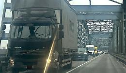 Ponte sul Po: partenza lenta e ancora Tir in transito