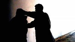 Lite tra adulto e minore, graffio al collo