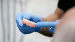 Dentiera smarrita e ritrovata in una fioriera