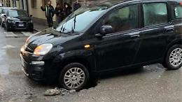 Maxi buca in corso Vittorio Emanuele II, auto danneggiata