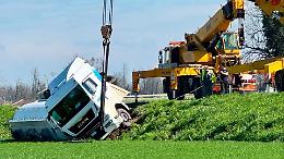 Autocisterna ribaltata sulla provinciale, traffico deviato