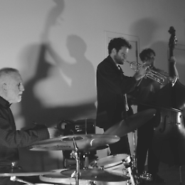 Concerto Eddie Prévost, Silvan Schmid e Tom Wheatley Trio