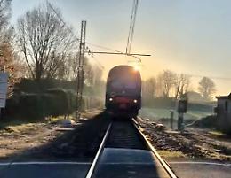 Treno in arrivo e sbarre alzate: allarme al passaggio a livello di Roggione