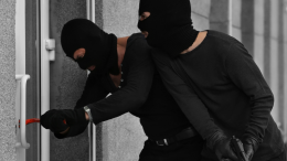 Furto in villa: ladri in azione durante l'assenza dei proprietari