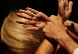 Botte e mani al collo: «Ha cercato di strangolarmi»