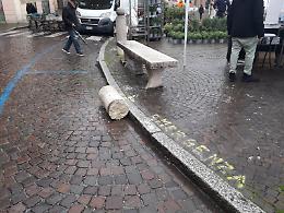Auto contro una panchina in piazza Garibaldi, danni nella notte