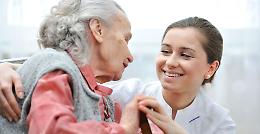 Cure a casa per i nonni raddoppiate in un anno