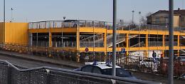 Marinano la scuola e svuotano gli estintori al multipiano di via Dante