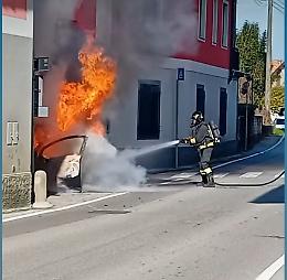 Un'auto brucia nel centro del paese