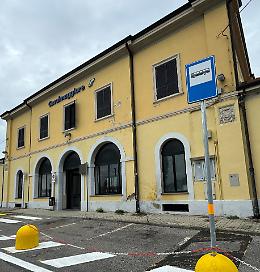 Un senzatetto in stazione