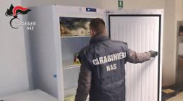 Alimenti scaduti e scarsa igiene: sanzionato un supermercato