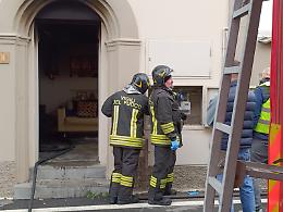 Incendio in un'abitazione: le fiamme danneggiano gravemente la casa