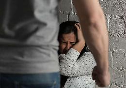 Circondate dal branco: «Colpivano i finestrini»