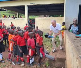 Progetto di Amurt in Uganda: biblioteca inaugurata a Wasswa