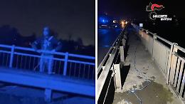 Minaccia di gettarsi dal ponte: carabinieri e sindaco lo fermano