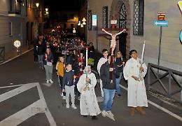 Via crucis: «Noi, pellegrini dietro questa croce»