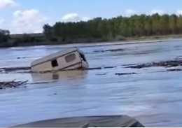 Roulotte trasportata dalla piena del Po arriva a Isola Serafini