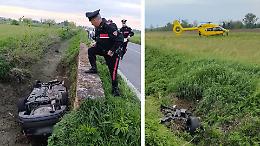 Scontro, auto nel canale: 37enne soccorso con l'eliambulanza