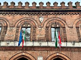 Cremona, bandiere a mezz’asta su Palazzo Comunale