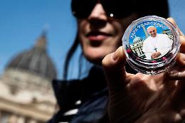 Il dolore dei fedeli in piazza San Pietro: «Era il Papa della gente»