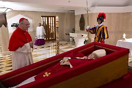 Papa Francesco deposto nella bara nella Cappella di Santa Marta
