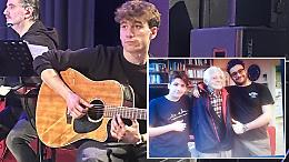 Scrive una canzone per il nonno e vince un concorso nazionale