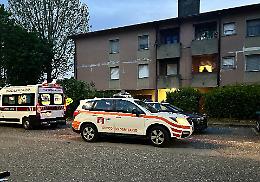 Cade dal balcone: paura per una ragazza