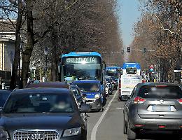 Addio alla fermata del bus ai licei