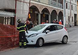 Auto contro impalcatura in centro: paura per un 86enne