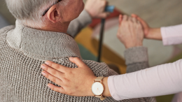 Assistenti sociali, Comune in affanno: incentivi e supporto psicologico per frenare le uscite