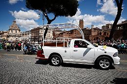 La bara di legno, la papamobile modesta: «Una star che potevi raggiungere»