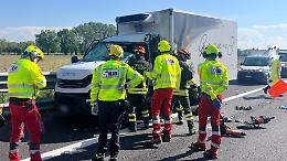 Tamponamento tra due furgoni in A21, un ferito