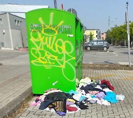 Abiti usati: razzia ai cassonetti