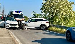 Feriti un giovane e una donna nello scontro tra due auto