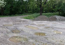 Parcheggio gruviera, buche addio: parte il cantiere