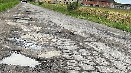 Buche e disagi: auto costrette alla gimkana tra le voragini dell’asfalto